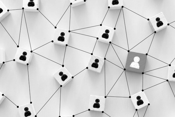 Desenhos de pessoas conectadas através de uma rede de pontos.